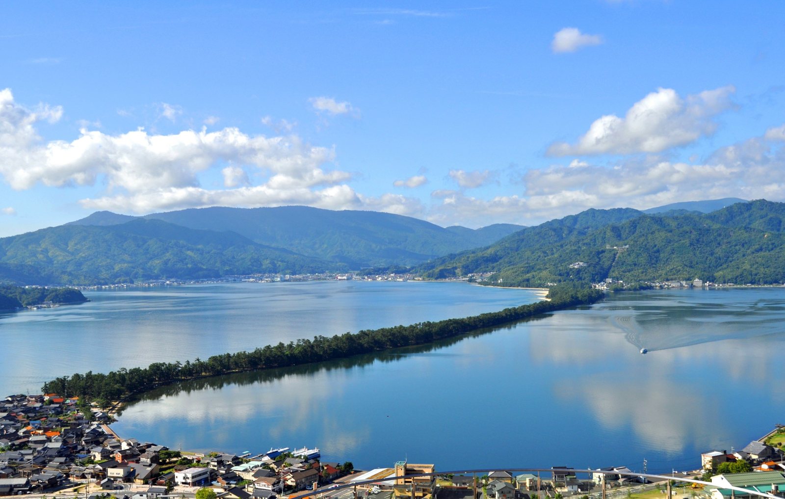 天橋立と宮津湾、山々を一望する景色