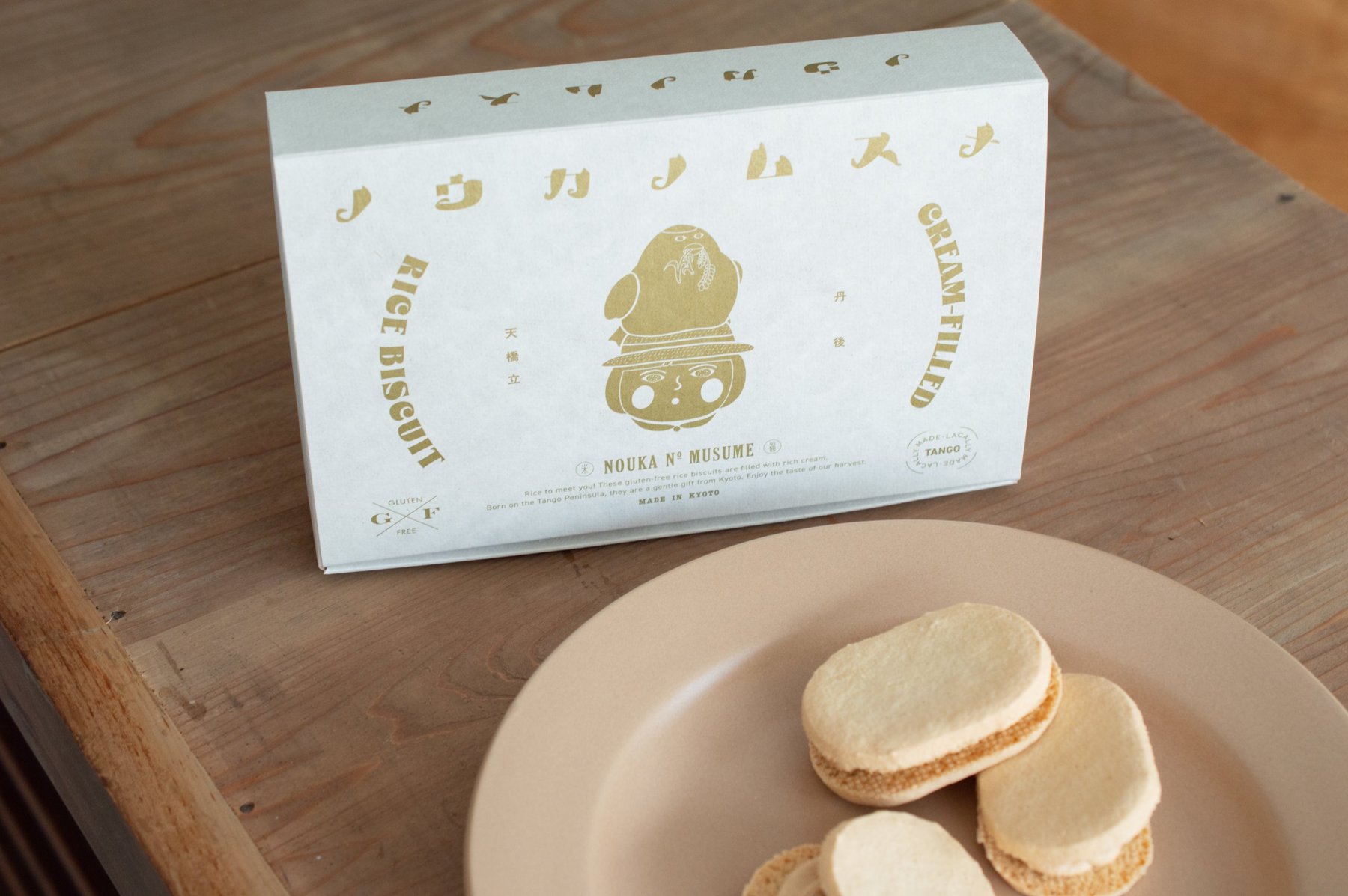 ノウカノムスメ 箱入りのパッケージとビスキュイ